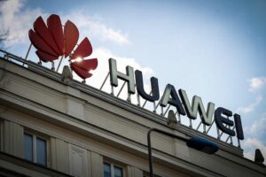 Huawei logo og tekst på bygning