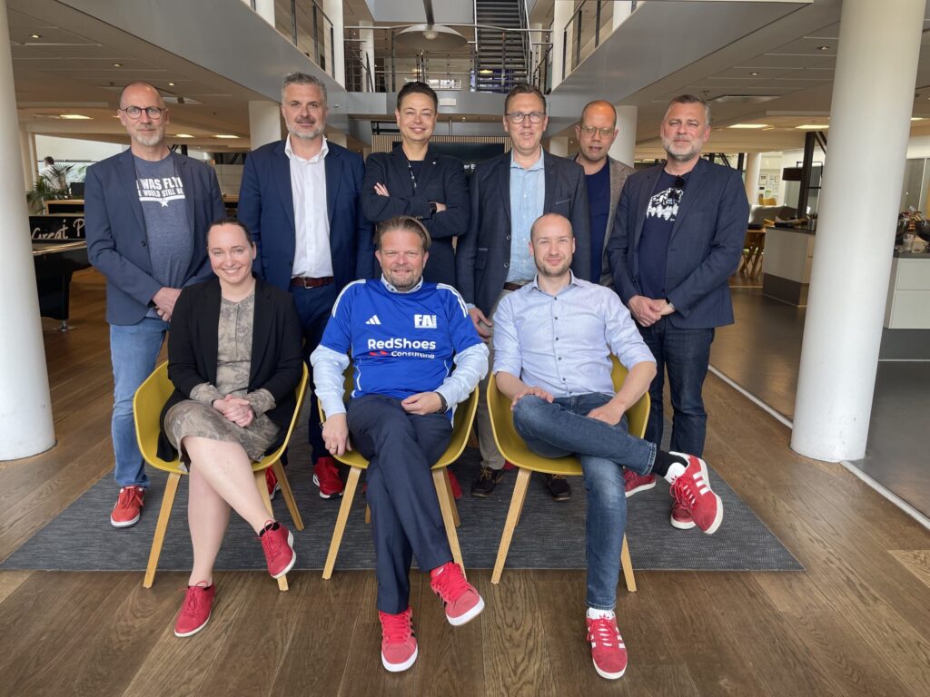 Hvorfor vi går i røde sko?

Vi værdsætter vores uafhængighed og farven rød symboliserer både vores passion og entusiasme, mens skoene repræsenterer vores fremdrift, gåpåmod og vilje til at løbe en ekstra mil for vores kunder, kolleger og partnere.